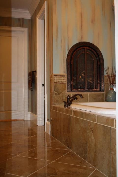 Mittelgroßes Klassisches Badezimmer En Suite mit Einbaubadewanne, beigen Fliesen, Keramikfliesen, bunten Wänden, Keramikboden und beigem Boden in Atlanta