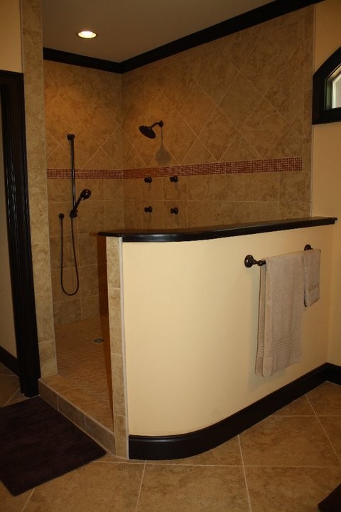 Пример оригинального дизайна: главная ванная комната среднего размера в современном стиле с угловым душем, бежевой плиткой, плиткой из травертина, бежевыми стенами, полом из травертина, бежевым полом и открытым душем