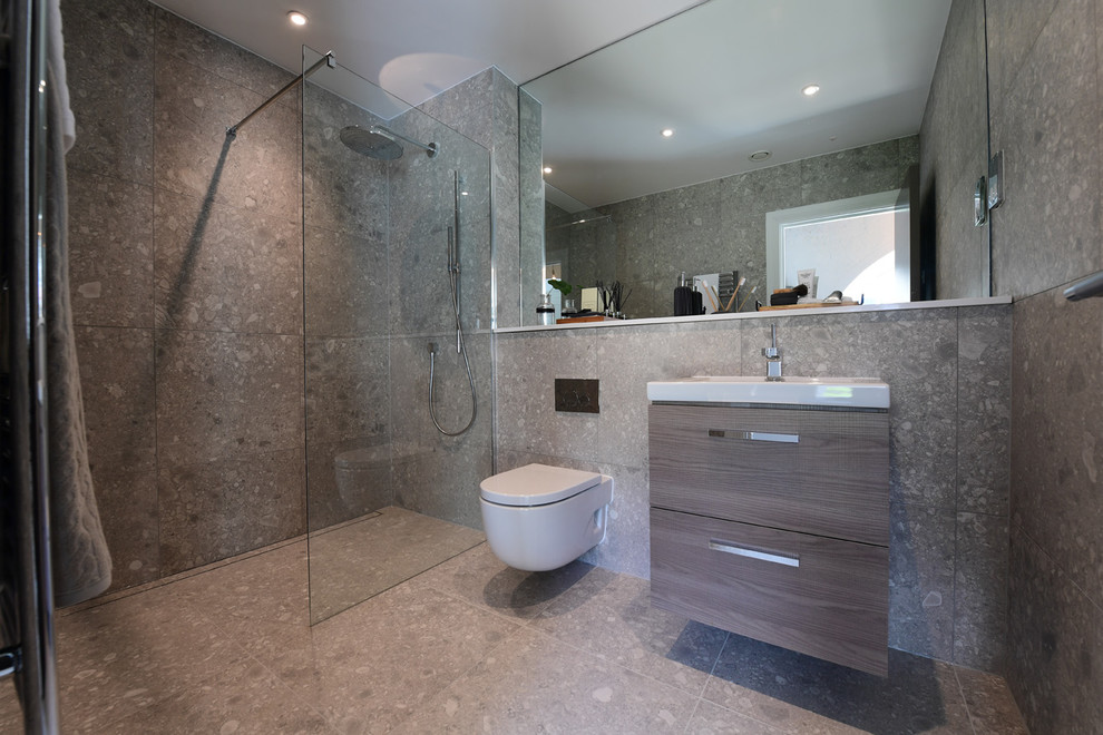 Immagine di una stanza da bagno contemporanea con piastrelle in gres porcellanato, pavimento in gres porcellanato, piastrelle grigie e pavimento grigio