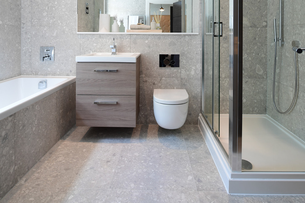 Diseño de cuarto de baño contemporáneo con baldosas y/o azulejos grises, baldosas y/o azulejos de porcelana, paredes grises y suelo de baldosas de porcelana
