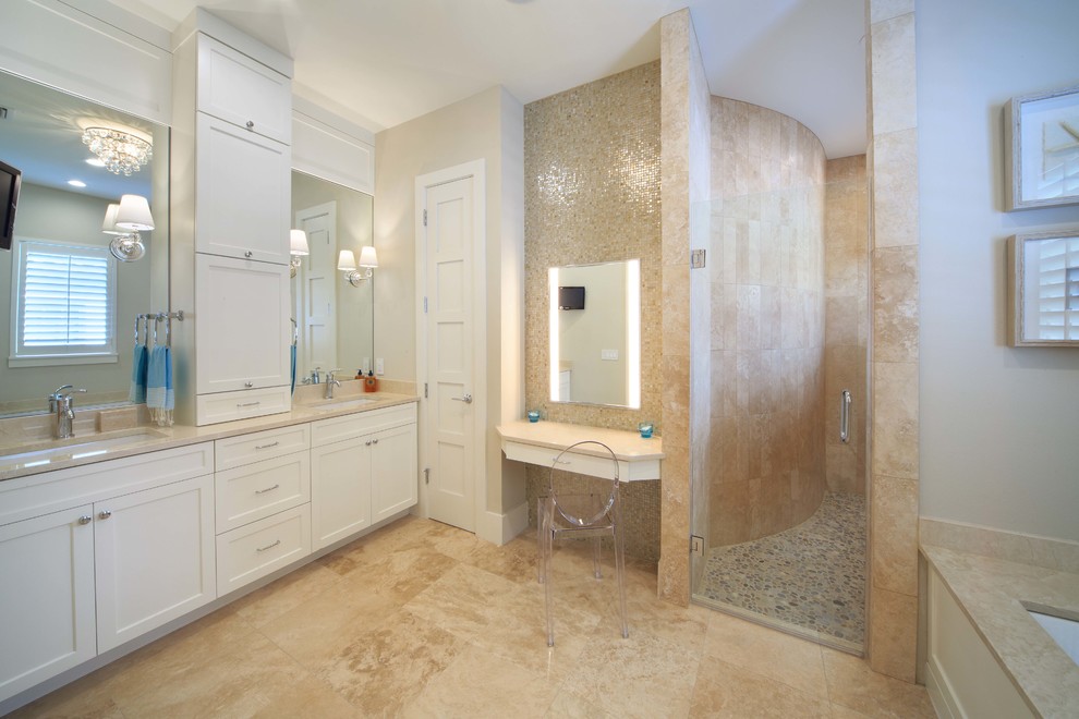 Foto de cuarto de baño clásico renovado con lavabo bajoencimera, puertas de armario blancas, ducha empotrada y baldosas y/o azulejos beige