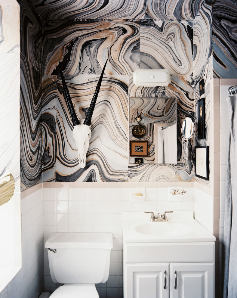 Modelo de cuarto de baño bohemio con baldosas y/o azulejos blancos, armarios con paneles con relieve, puertas de armario blancas y sanitario de dos piezas