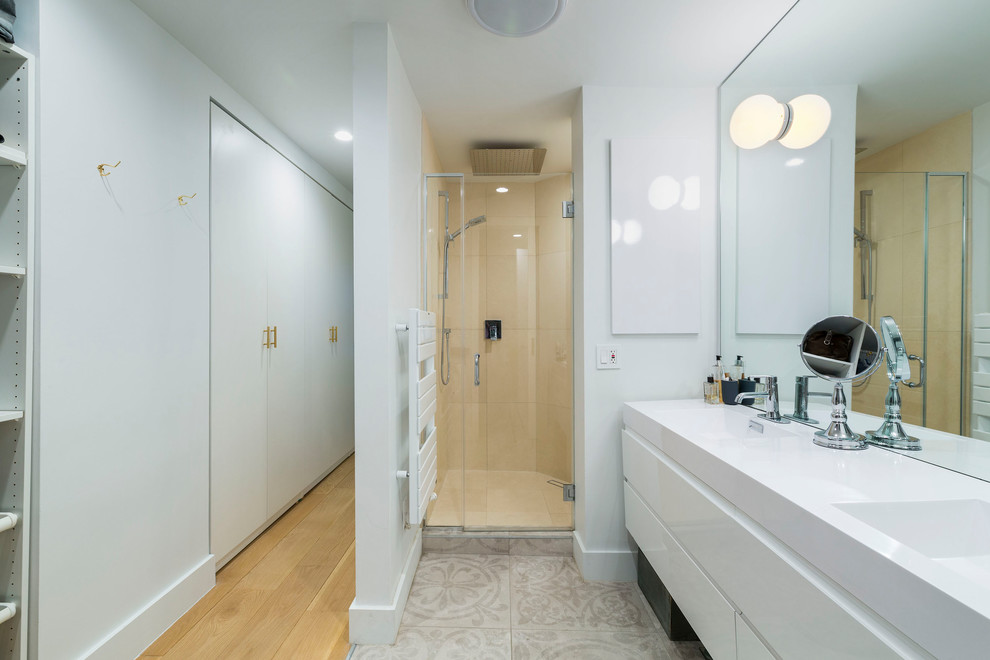 Идея дизайна: маленькая главная ванная комната в современном стиле с серыми фасадами, душем в нише, инсталляцией, разноцветной плиткой, белыми стенами, полом из керамической плитки, монолитной раковиной, бежевым полом, душем с распашными дверями и белой столешницей для на участке и в саду
