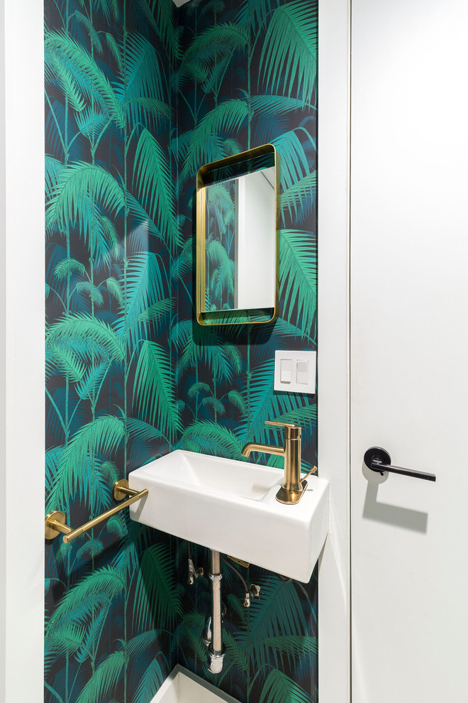 Cette photo montre un petit WC suspendu tendance avec un mur multicolore, un sol en carrelage de céramique, un lavabo suspendu et un sol beige.