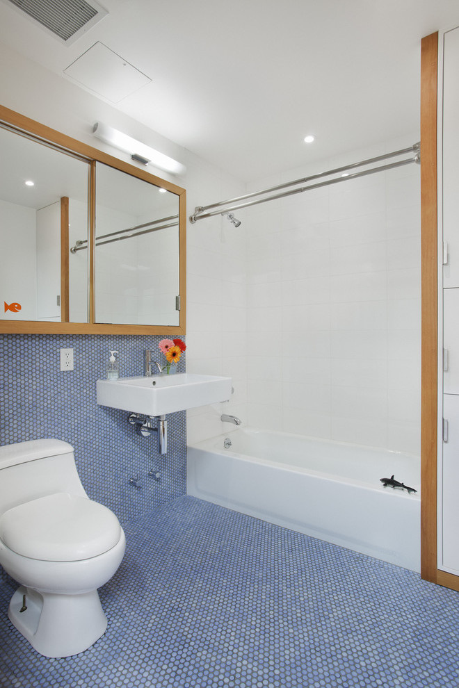 ニューヨークにあるコンテンポラリースタイルのおしゃれな子供用バスルーム (壁付け型シンク、青いタイル、モザイクタイル、青い床) の写真