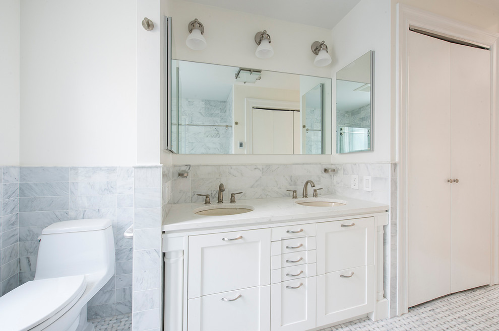 На фото: главная ванная комната среднего размера в классическом стиле с фасадами с утопленной филенкой, белыми фасадами, унитазом-моноблоком, черно-белой плиткой, мраморной плиткой, полом из мозаичной плитки, врезной раковиной, мраморной столешницей, разноцветным полом и белой столешницей с
