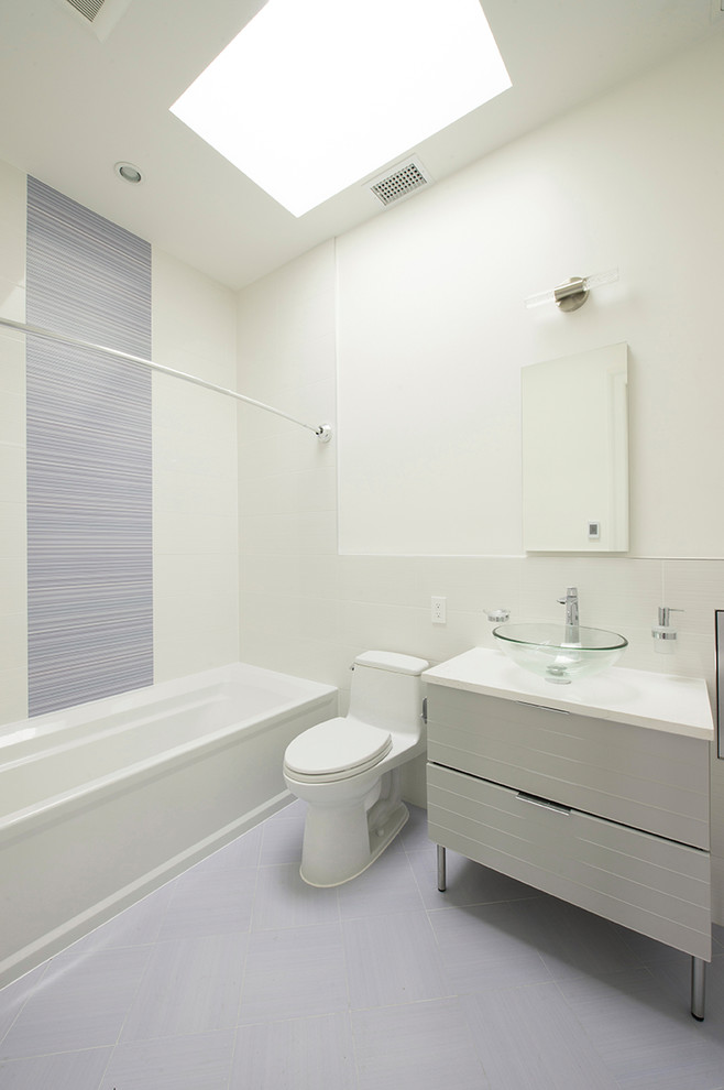 Источник вдохновения для домашнего уюта: главная ванная комната среднего размера в классическом стиле с фасадами с утопленной филенкой, белыми фасадами, унитазом-моноблоком, черно-белой плиткой, мраморной плиткой, полом из мозаичной плитки, врезной раковиной, мраморной столешницей, разноцветным полом и белой столешницей