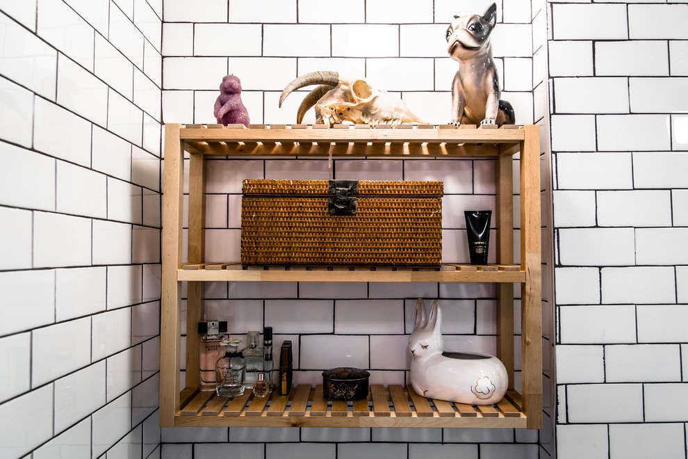 Aménagement d'une petite salle de bain rétro avec un lavabo de ferme, une baignoire sur pieds, un combiné douche/baignoire, WC séparés, un carrelage blanc, des carreaux de porcelaine, un mur beige et parquet clair.