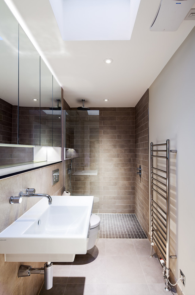 Источник вдохновения для домашнего уюта: узкая и длинная ванная комната в современном стиле