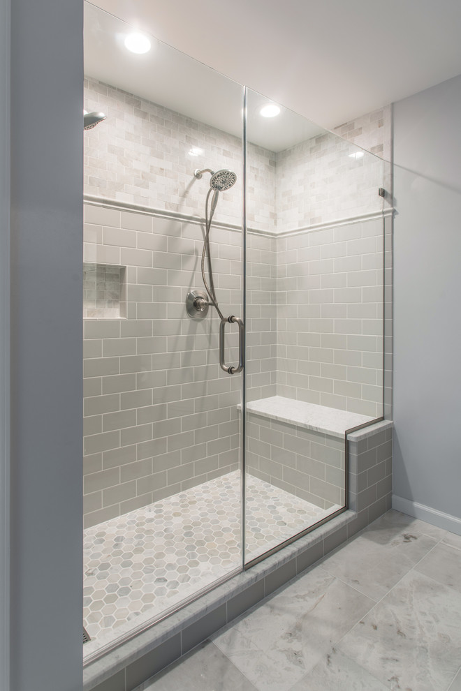 Ispirazione per una stanza da bagno padronale design di medie dimensioni con ante in stile shaker, ante grigie, doccia doppia, WC a due pezzi, piastrelle grigie, piastrelle diamantate, pareti grigie, pavimento in marmo, lavabo sottopiano e top in marmo
