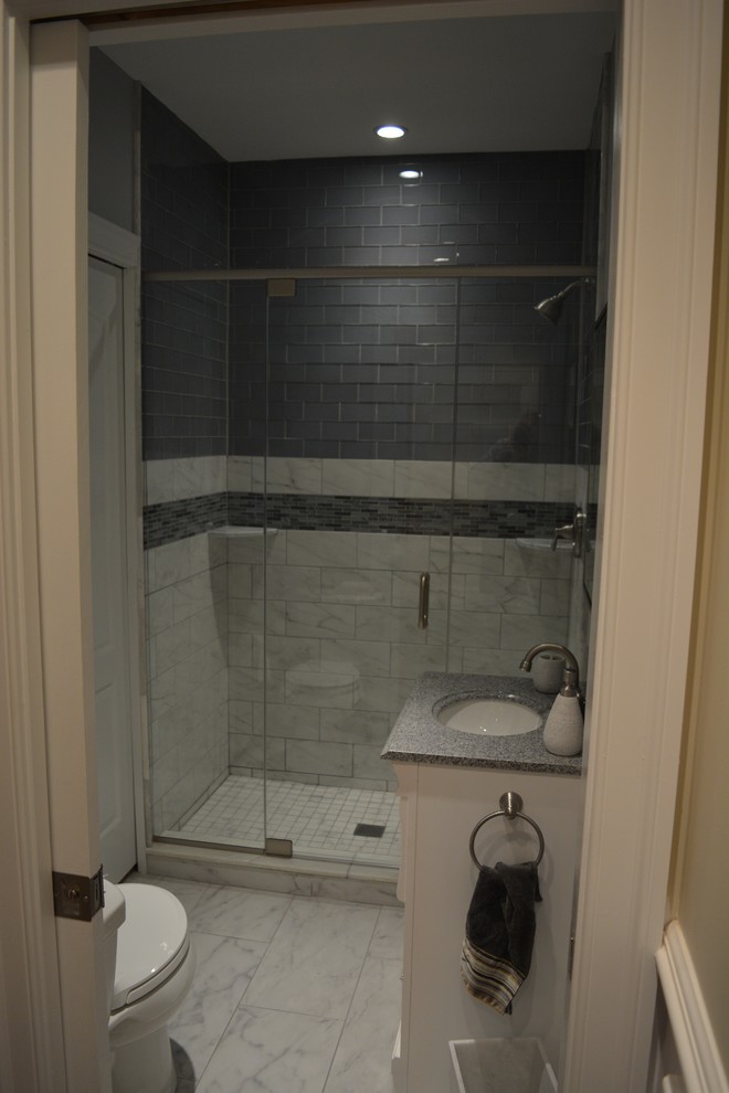 Kleines Klassisches Duschbad mit grauer Wandfarbe, weißen Schränken, bodengleicher Dusche, Toilette mit Aufsatzspülkasten, grauen Fliesen, Glasfliesen, Waschtischkonsole, Falttür-Duschabtrennung, bunter Waschtischplatte, Einzelwaschbecken und schwebendem Waschtisch in Philadelphia