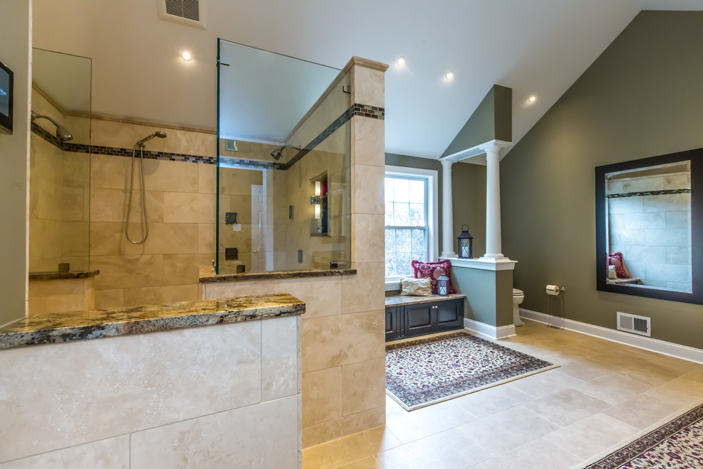 Foto på ett mellanstort vintage beige en-suite badrum, med beige skåp, en öppen dusch, grön kakel, keramikplattor, gröna väggar, klinkergolv i keramik, granitbänkskiva, beiget golv och med dusch som är öppen