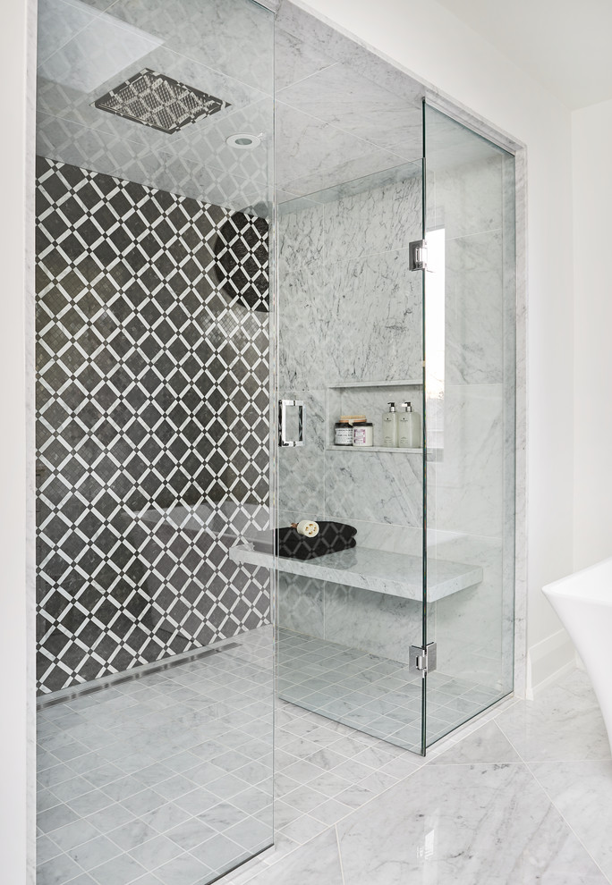 Стильный дизайн: главная ванная комната среднего размера в современном стиле с душем в нише, черно-белой плиткой, мраморной плиткой, белыми стенами, мраморным полом, серым полом и душем с распашными дверями - последний тренд