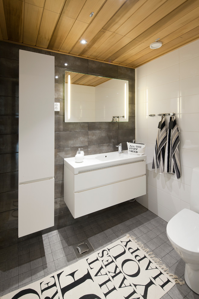 Nordisches Badezimmer mit flächenbündigen Schrankfronten, weißen Schränken und Wandtoilette mit Spülkasten in Devon