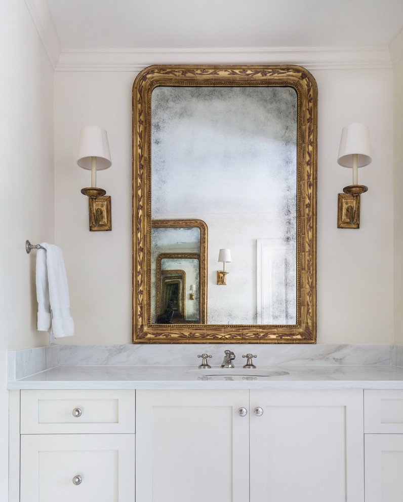 Inspiration för mellanstora shabby chic-inspirerade badrum med dusch, med skåp i shakerstil, vita skåp, vita väggar, ett integrerad handfat och marmorbänkskiva