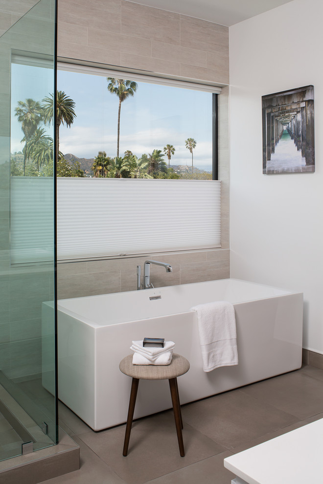 Идея дизайна: большая главная ванная комната в стиле модернизм с отдельно стоящей ванной и полом из керамогранита