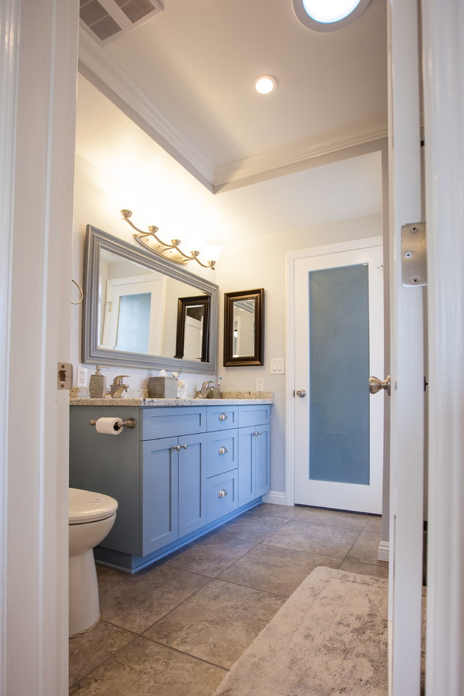 Idéer för mellanstora funkis badrum med dusch, med skåp i shakerstil, grå skåp, en dusch i en alkov, en toalettstol med separat cisternkåpa, grå väggar, ett undermonterad handfat, granitbänkskiva, brun kakel, porslinskakel och klinkergolv i porslin