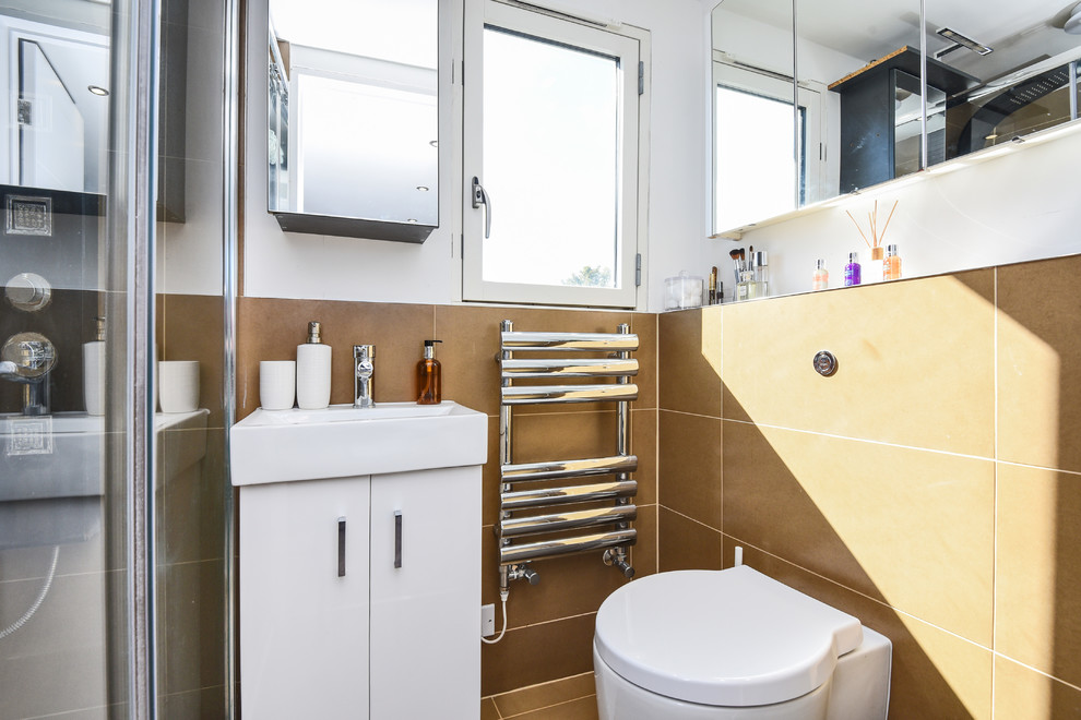 Kleines Modernes Duschbad mit flächenbündigen Schrankfronten, weißen Schränken, Toilette mit Aufsatzspülkasten, beigen Fliesen, weißer Wandfarbe, Sockelwaschbecken, beigem Boden und weißer Waschtischplatte in Sonstige