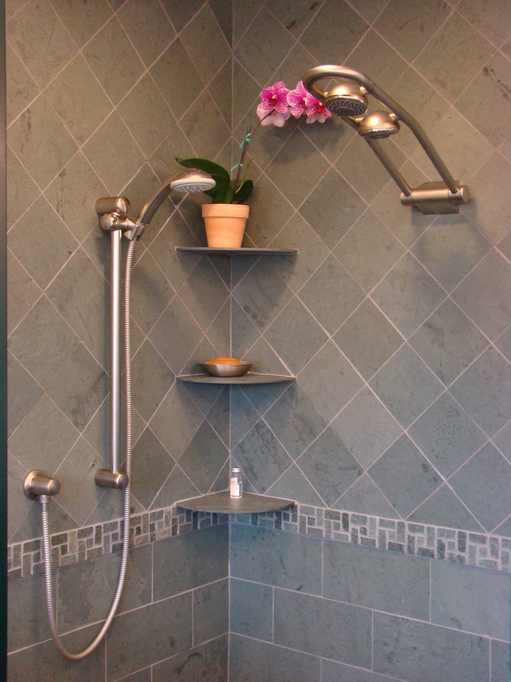 Exemple d'une salle d'eau craftsman en bois brun de taille moyenne avec un lavabo encastré, un placard à porte shaker, un plan de toilette en granite, une douche d'angle, WC séparés, un carrelage multicolore, un carrelage de pierre, un mur blanc et un sol en ardoise.