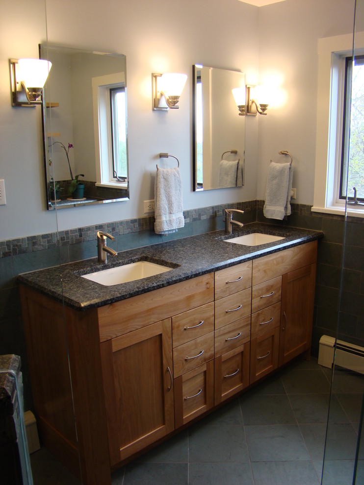 Cette photo montre une salle d'eau craftsman en bois brun de taille moyenne avec un lavabo encastré, un placard à porte shaker, un plan de toilette en granite, WC séparés, un carrelage multicolore, un carrelage de pierre, un mur blanc et un sol en ardoise.