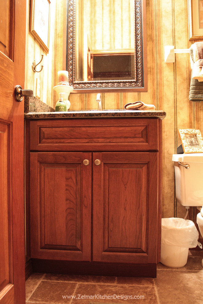 Inspiration för ett stort vintage en-suite badrum, med ett undermonterad handfat, luckor med upphöjd panel, skåp i mörkt trä, granitbänkskiva, ett hörnbadkar, en hörndusch, beige kakel, stenkakel och travertin golv