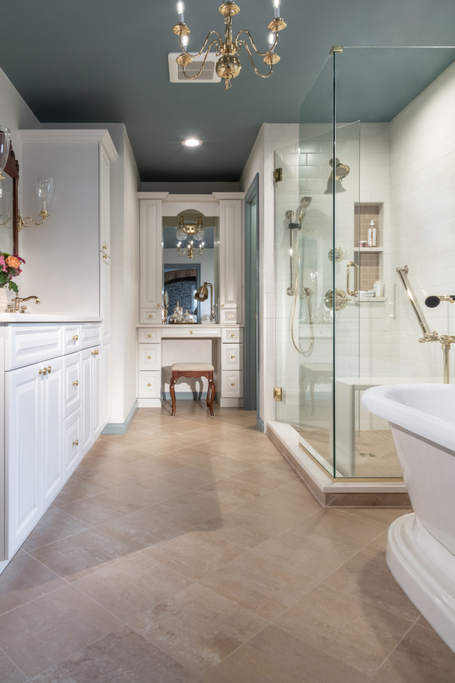 Inredning av ett klassiskt stort vit vitt en-suite badrum, med luckor med upphöjd panel, vita skåp, ett fristående badkar, en hörndusch, vit kakel, tunnelbanekakel, blå väggar, klinkergolv i porslin, beiget golv och dusch med gångjärnsdörr