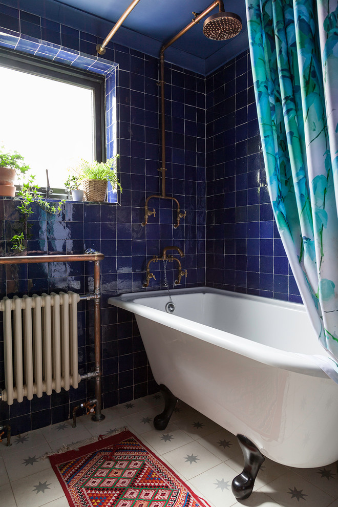 Kleines Eklektisches Badezimmer mit Löwenfuß-Badewanne, Duschbadewanne, blauen Fliesen, Zementfliesen, blauer Wandfarbe, Zementfliesen für Boden, weißem Boden und Duschvorhang-Duschabtrennung in London