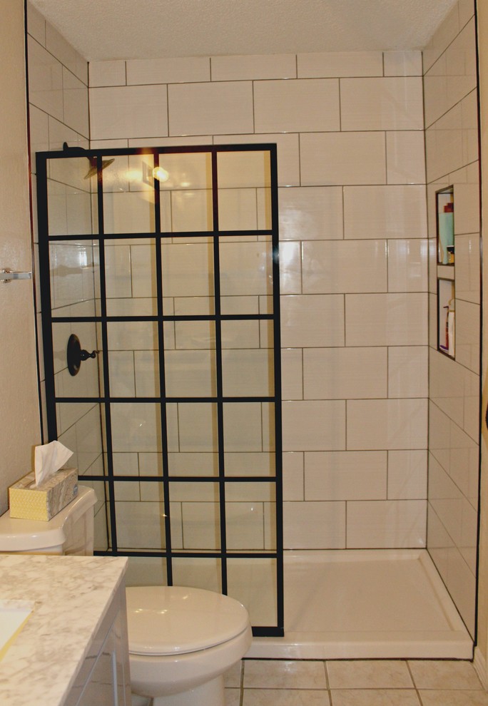 Inspiration för ett litet vintage en-suite badrum, med skåp i shakerstil, grå skåp, en öppen dusch, vit kakel, keramikplattor, ett undermonterad handfat, marmorbänkskiva och med dusch som är öppen