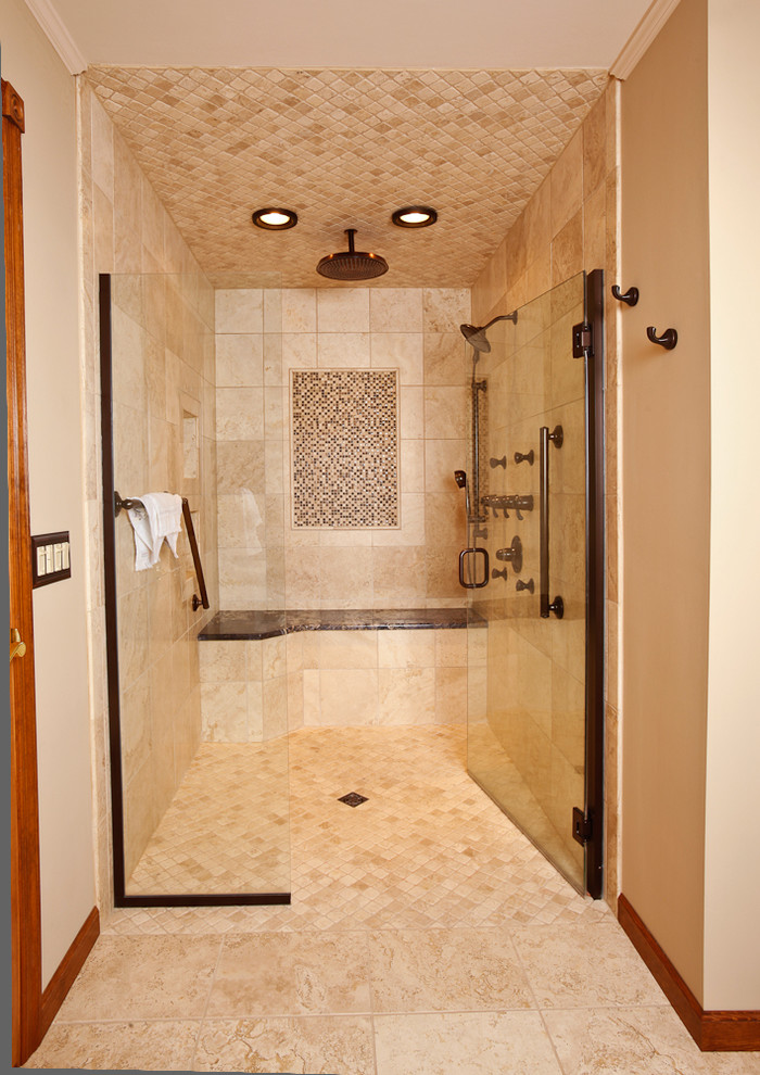Стильный дизайн: большая главная ванная комната в средиземноморском стиле с душем без бортиков, бежевой плиткой, каменной плиткой, бежевыми стенами, полом из травертина, бежевым полом и душем с распашными дверями - последний тренд
