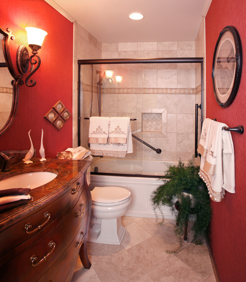На фото: маленькая главная ванная комната в классическом стиле с фасадами островного типа, темными деревянными фасадами, ванной в нише, душем над ванной, раздельным унитазом, бежевой плиткой, керамической плиткой, красными стенами, полом из травертина, врезной раковиной, столешницей из искусственного камня, бежевым полом и душем с раздвижными дверями для на участке и в саду