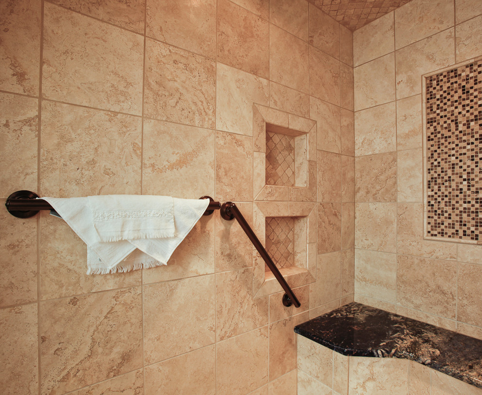 Idéer för ett stort medelhavsstil en-suite badrum, med en kantlös dusch, beige kakel, stenkakel, beige väggar, travertin golv, beiget golv och dusch med gångjärnsdörr