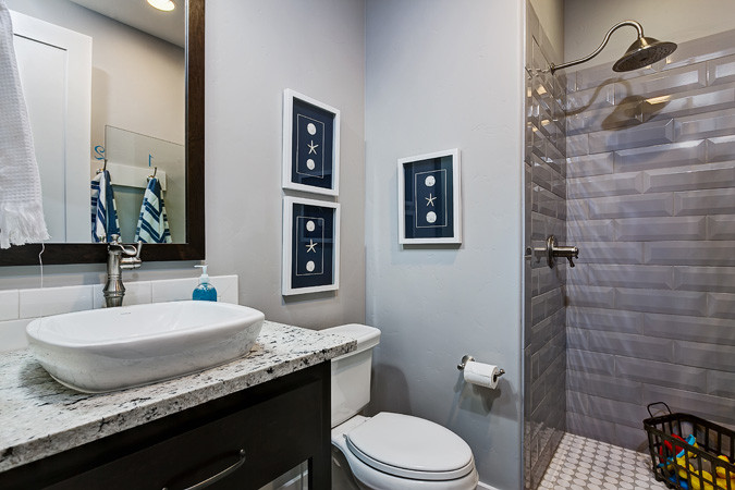 Свежая идея для дизайна: ванная комната в стиле кантри с душевой кабиной - отличное фото интерьера