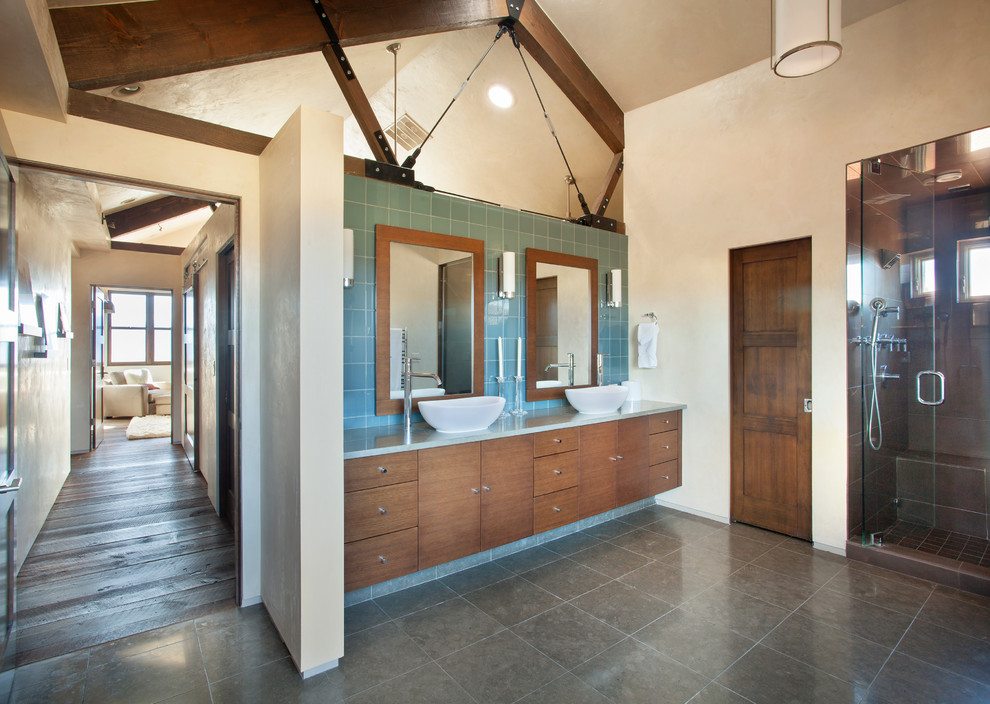 Idee per una stanza da bagno padronale stile rurale di medie dimensioni con ante lisce, ante in legno scuro, piastrelle di vetro, pareti beige e lavabo a bacinella