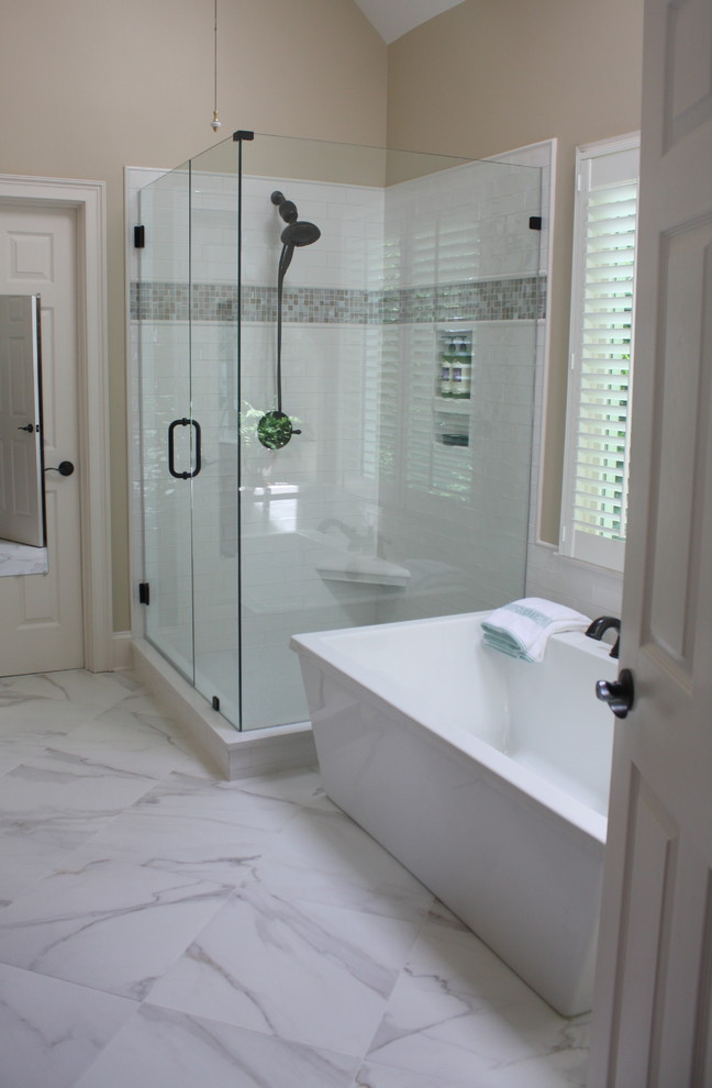 Пример оригинального дизайна: главная ванная комната в стиле неоклассика (современная классика) с отдельно стоящей ванной, угловым душем, бежевой плиткой, керамической плиткой, полом из керамогранита, врезной раковиной, столешницей из искусственного кварца, белым полом и душем с распашными дверями