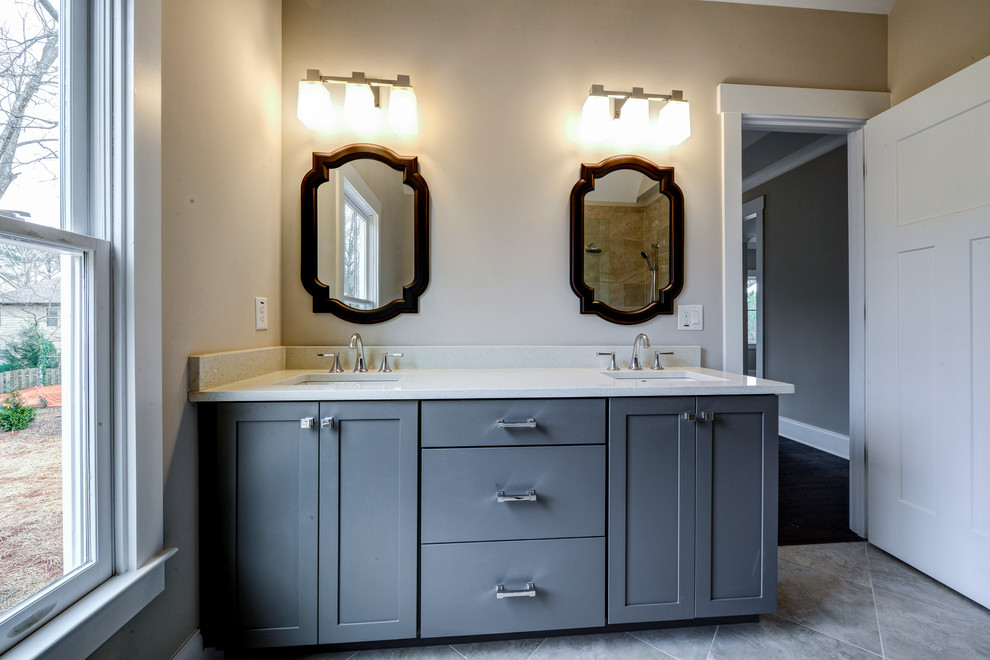 Пример оригинального дизайна: маленькая главная ванная комната в стиле кантри с фасадами в стиле шейкер, серыми фасадами, накладной ванной, двойным душем, раздельным унитазом, разноцветной плиткой, керамической плиткой, серыми стенами, полом из керамической плитки, врезной раковиной и мраморной столешницей для на участке и в саду