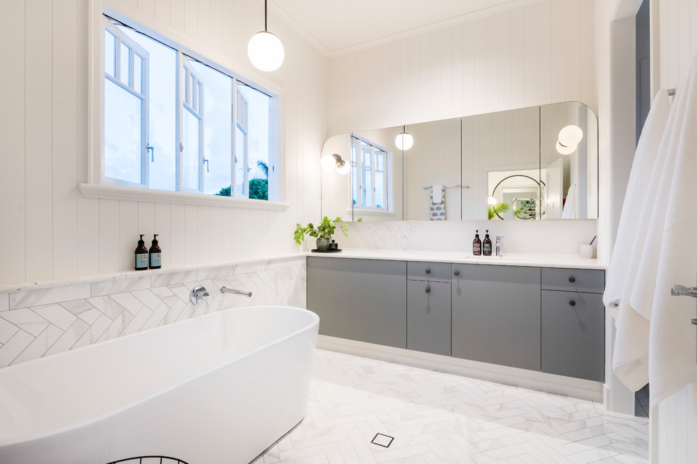 Diseño de cuarto de baño clásico renovado con suelo de piedra caliza, encimera de mármol, suelo blanco y encimeras blancas