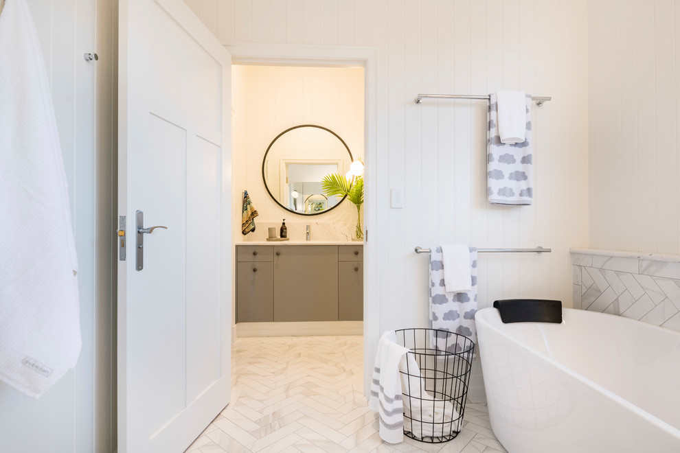 Cette photo montre une salle de bain chic avec un sol en calcaire, un plan de toilette en marbre, un sol blanc et un plan de toilette blanc.