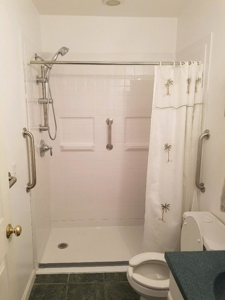 Cette photo montre une salle de bain principale chic de taille moyenne avec un placard sans porte, une douche à l'italienne, un carrelage blanc et une cabine de douche avec un rideau.