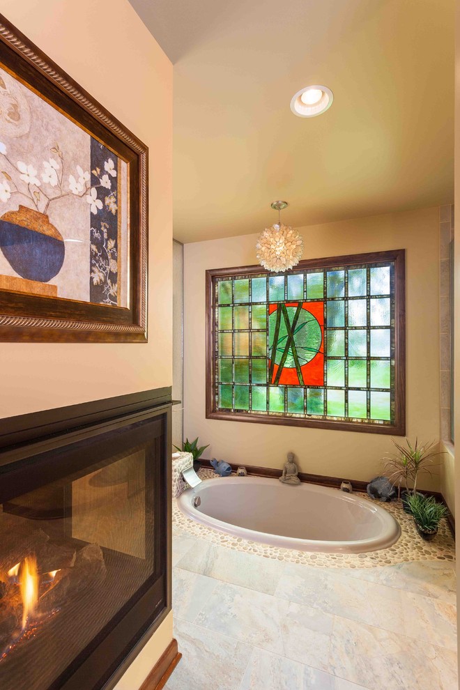 Ejemplo de cuarto de baño principal asiático de tamaño medio con bañera encastrada, baldosas y/o azulejos beige y suelo de baldosas tipo guijarro