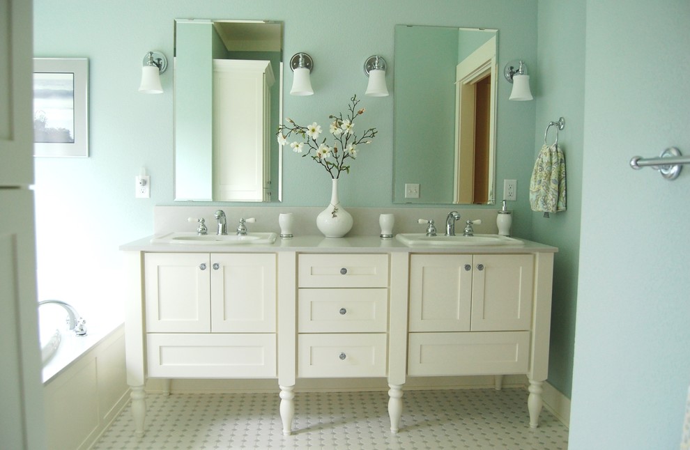 Lantlig inredning av ett en-suite badrum, med ett nedsänkt handfat, möbel-liknande, vita skåp, bänkskiva i kvarts, vit kakel och klinkergolv i keramik