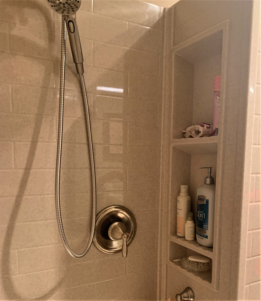 Imagen de cuarto de baño doble y a medida clásico renovado con ducha empotrada y ducha con puerta con bisagras