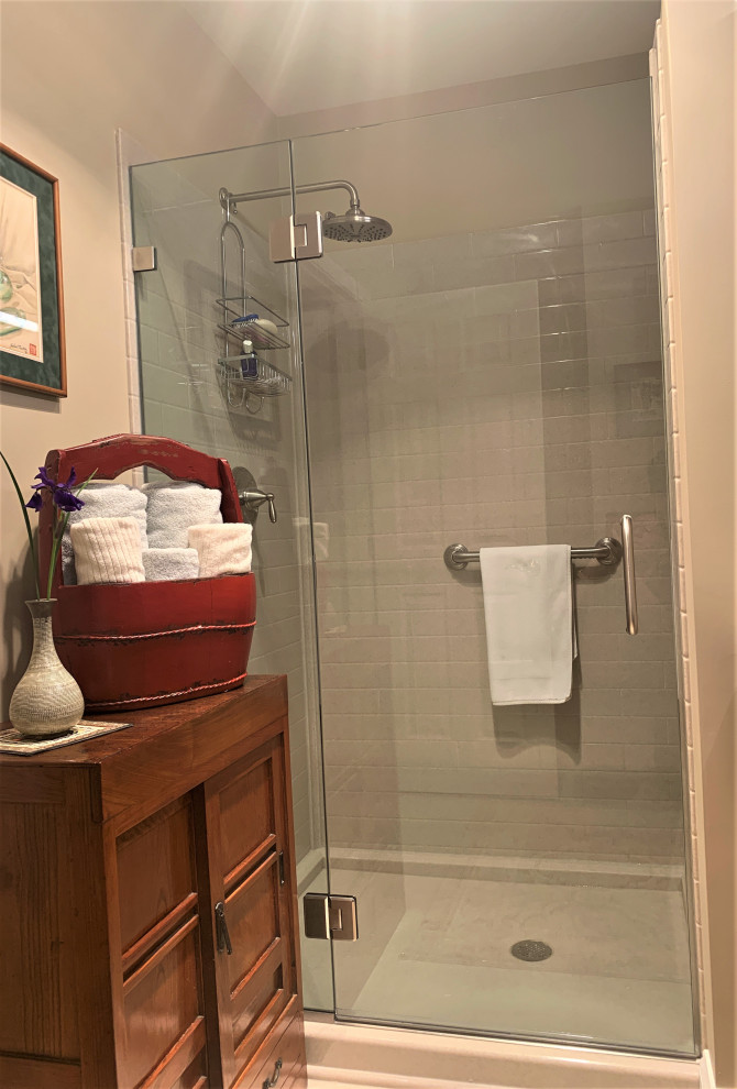 Foto di una stanza da bagno chic con doccia alcova, porta doccia a battente, due lavabi e mobile bagno incassato