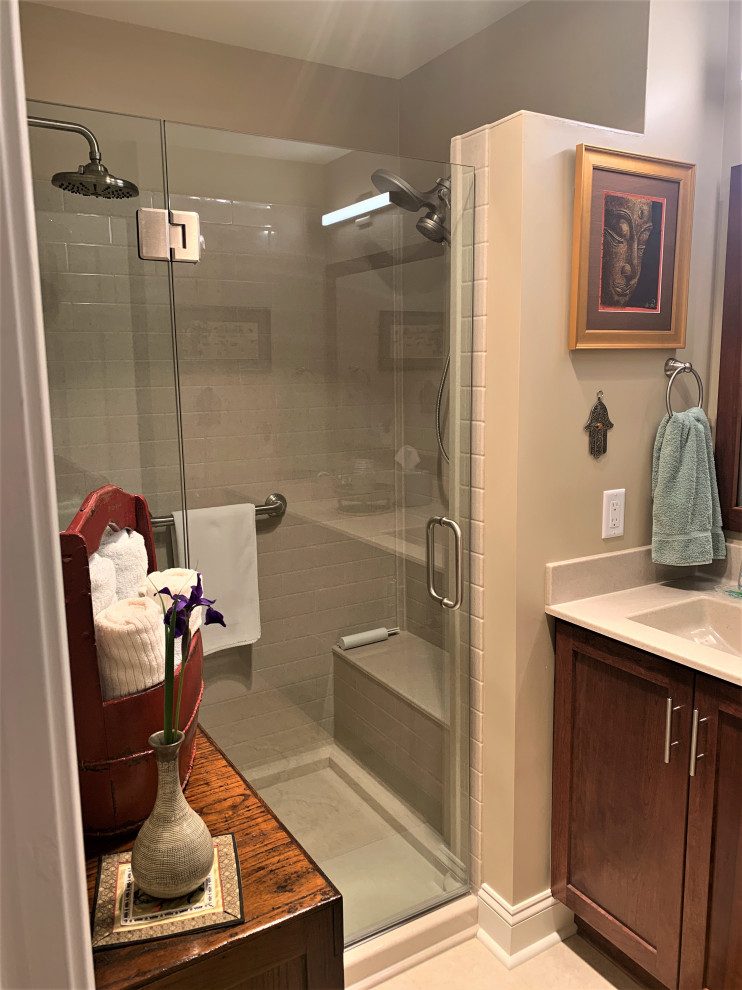 Foto de cuarto de baño doble y a medida tradicional renovado con ducha empotrada y ducha con puerta con bisagras