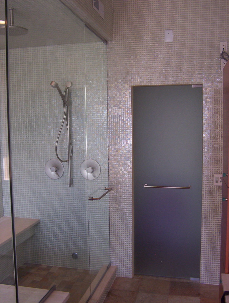 Modernes Badezimmer mit weißen Fliesen und Glasfliesen in Chicago
