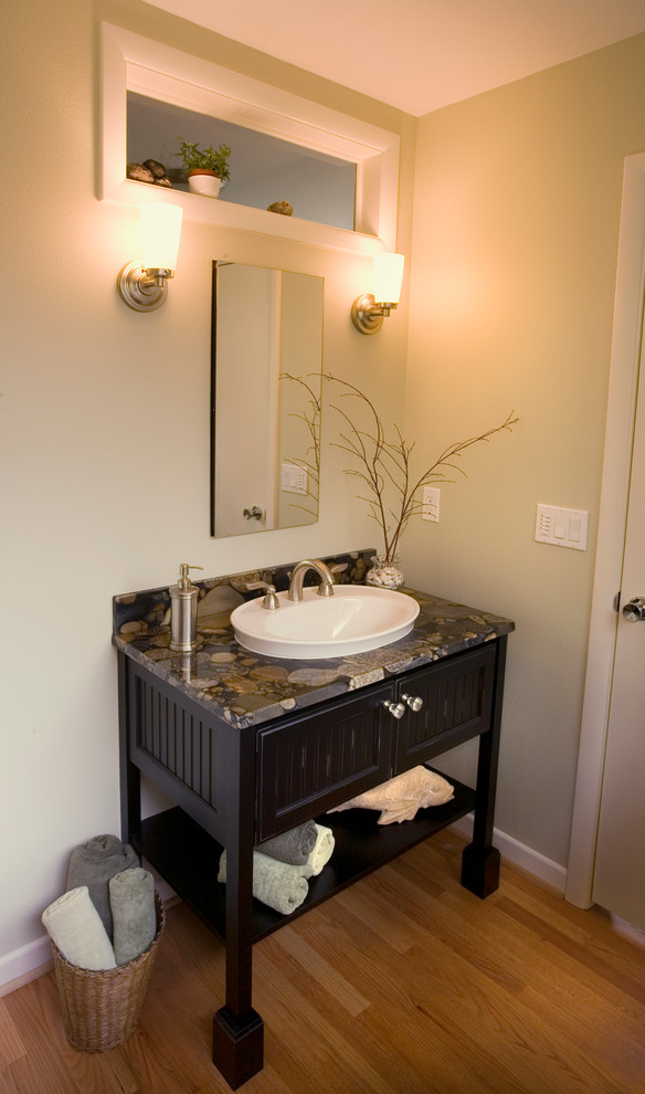 На фото: ванная комната в современном стиле с накладной раковиной, фасадами островного типа, темными деревянными фасадами и столешницей из гранита с