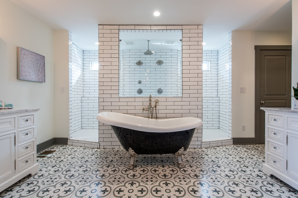 Idéer för att renovera ett mycket stort vintage grå grått en-suite badrum, med luckor med profilerade fronter, vita skåp, ett badkar med tassar, en dubbeldusch, vit kakel, tunnelbanekakel, vita väggar, klinkergolv i keramik, ett undermonterad handfat, marmorbänkskiva, flerfärgat golv och med dusch som är öppen