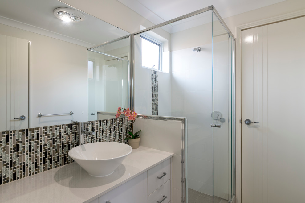 Idéer för ett mellanstort modernt badrum med dusch, med släta luckor, vita skåp, en hörndusch, vita väggar, cementgolv, ett fristående handfat och bänkskiva i akrylsten