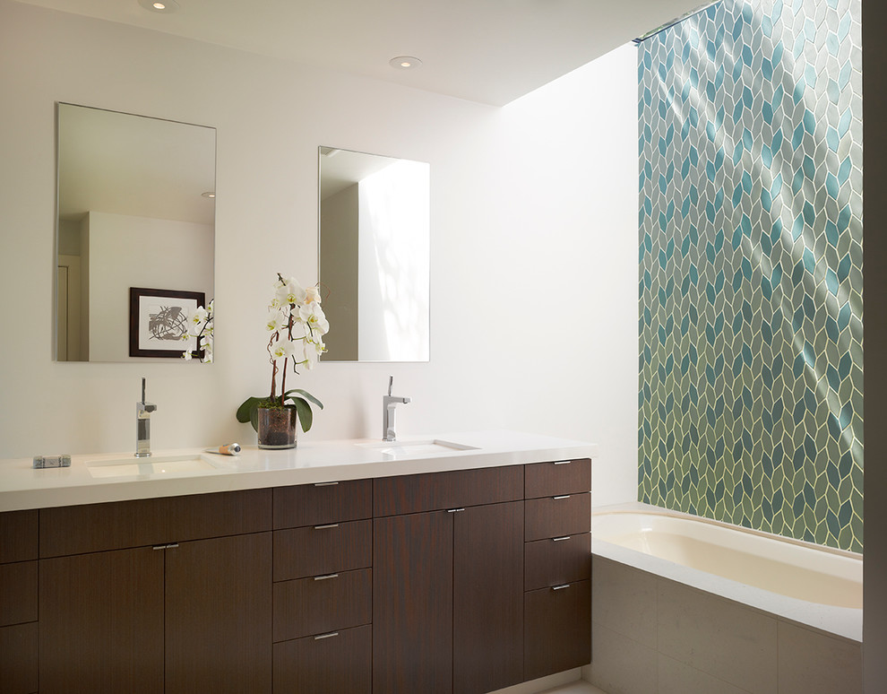 Modernes Badezimmer mit flächenbündigen Schrankfronten, dunklen Holzschränken und weißer Waschtischplatte in San Francisco