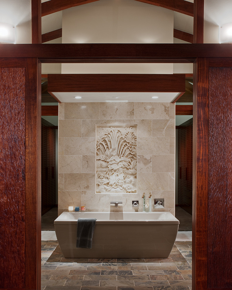 Ejemplo de cuarto de baño asiático con baldosas y/o azulejos de piedra