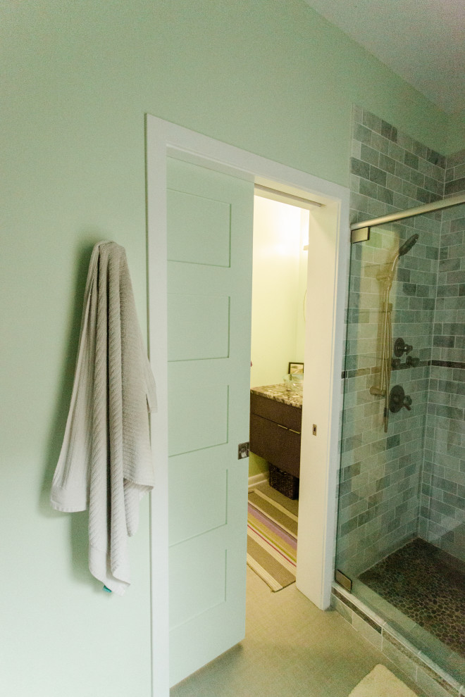 Idéer för ett mellanstort modernt beige en-suite badrum, med släta luckor, bruna skåp, en toalettstol med hel cisternkåpa, grön kakel, keramikplattor, gröna väggar, linoleumgolv, ett fristående handfat, kaklad bänkskiva, beiget golv och dusch med gångjärnsdörr